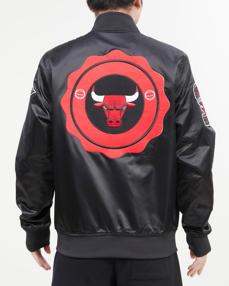 PRO STANDARD CHICAGO BULLS CREST EMBLEM SATIN JACKET (BLACK)