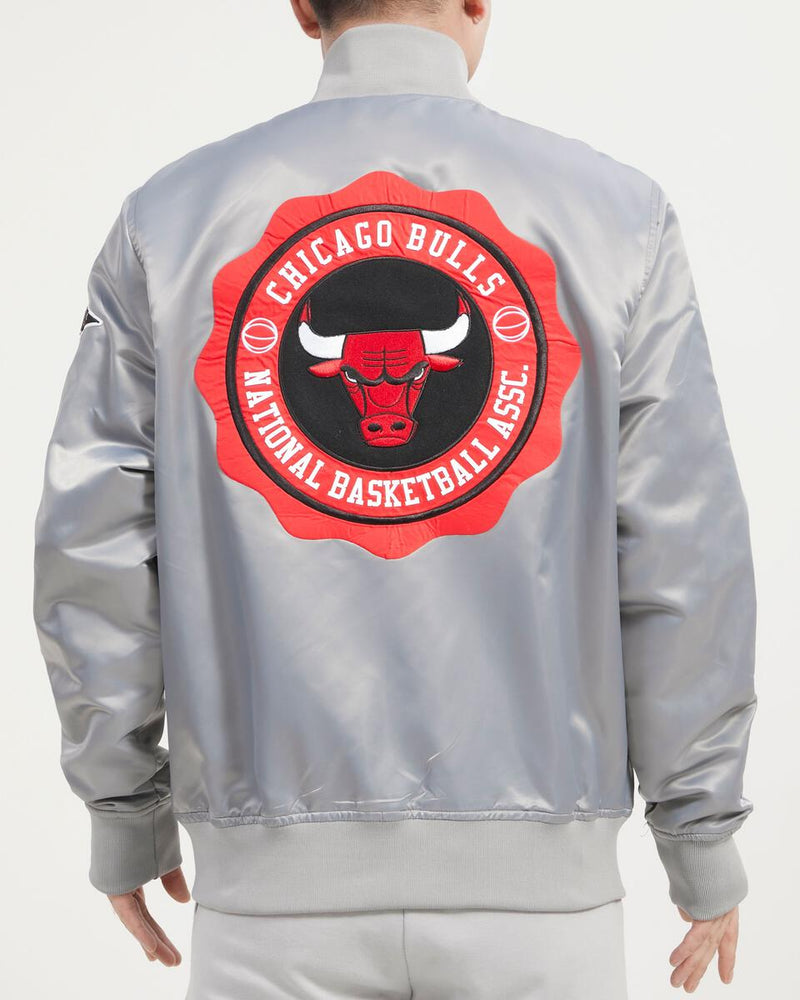 PRO STANDARD CHICAGO BULLS CREST EMBLEM SATIN JACKET (GRAY)