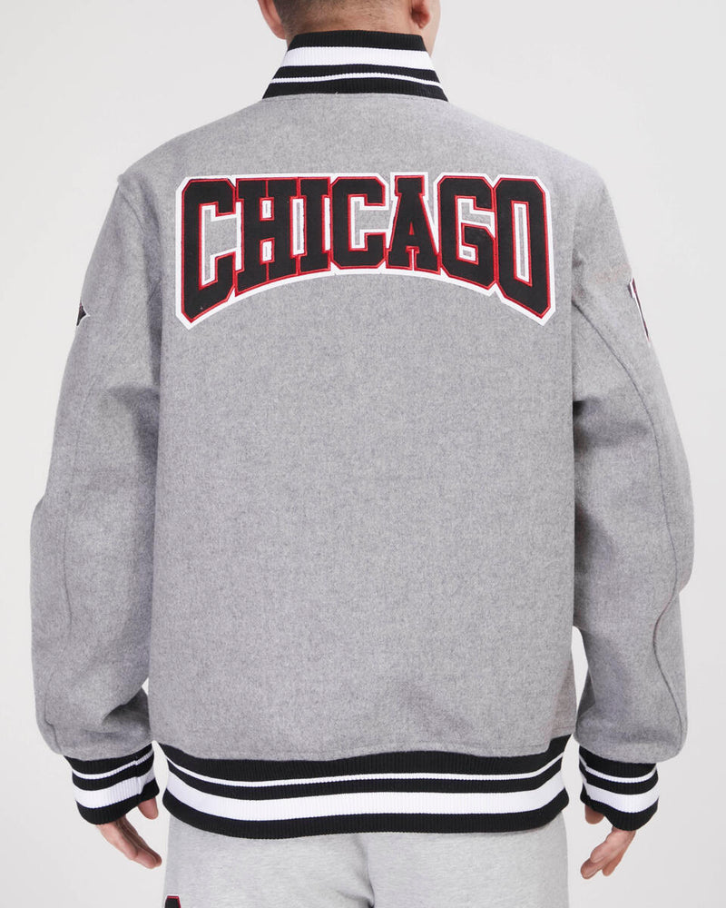 PRO STANDARD CHICAGO BULLS CREST EMBLEM RIB WOOL VARSITY JACKET (HEATHER GRAY/RED)