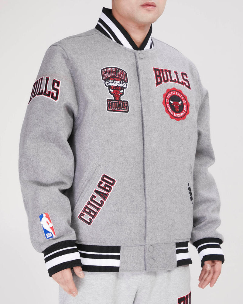 PRO STANDARD CHICAGO BULLS CREST EMBLEM RIB WOOL VARSITY JACKET (HEATHER GRAY/RED)